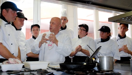 Au lycée hôtelier Saint-Michel à Blanquefort, le chef Thierry Marx donne une leçon de cuisine à sa 1e promotion de 'cuisiniers nomades'. Au lycée hôtelier Saint-Michel à Blanquefort, le chef Thierry Marx donne une leçon de cuisine à sa 1e promotion de 'cuisiniers nomades'.
