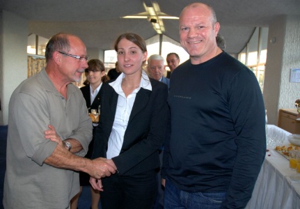 Marion Melous, MAF 2009, entourée de son professeur de cuisine Pierre Archambaud (à g) et de son parrain Philippe Etchebest. Marion Melous, MAF 2009, entourée de son professeur de cuisine Pierre Archambaud (à g) et de son parrain Philippe Etchebest.
