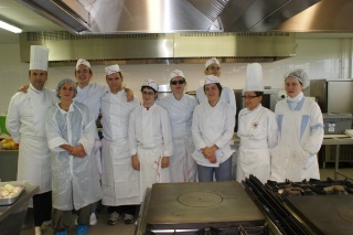 Les élèves entourés de leurs professeurs et des éducatrices spécialisées. Tous travaillent avec le matériel utilisé en cuisine professionnelle.