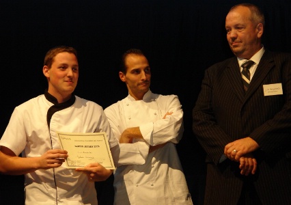 Le vainqueur Julian Grasset, avec le président du jury Cyril Lenoir et Jean-Pierre Bujard, co président des Nérios. Le vainqueur Julian Grasset, avec le président du jury Cyril Lenoir et Jean-Pierre Bujard, co président des Nérios.