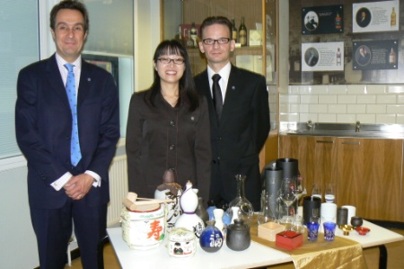 de gauche à droite : Gilbert Winfield, Kumiko Ohta, et Xavier Chapelou un trio anglo-franco-japonais de professionnels des vins et sakés ont mis au point et animé la formation. de gauche à droite : Gilbert Winfield, Kumiko Ohta, et Xavier Chapelou un trio anglo-franco-japonais de professionnels des vins et sakés ont mis au point et animé la formation.