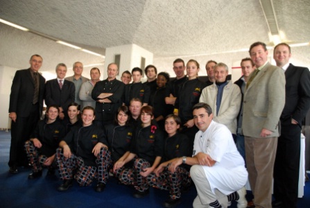 La première promotion de la MC employé-traiteur entourée de leurs enseignants et maîtres de stage. La première promotion de la MC employé-traiteur entourée de leurs enseignants et maîtres de stage.
