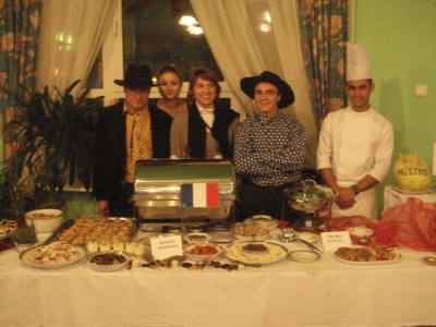 Le lycée et CFA hôtelier de Marseille présent aux noëls d'europe à Poznan, Pologne, de gauche à droite, Bernard Vergier, professeur De Pro Culinaire, Caroline Poirot, étudiante de tourisme, Laititia Picard, professeur de restaurant, Juilien Laporte TBEP SEP, Aris Gimenez, TBEP CFA. Le lycée et CFA hôtelier de Marseille présent aux noëls d'europe à Poznan, Pologne, de gauche à droite, Bernard Vergier, professeur De Pro Culinaire, Caroline Poirot, étudiante de tourisme, Laititia Picard, professeur de restaurant, Juilien Laporte TBEP SEP, Aris Gimenez, TBEP CFA.