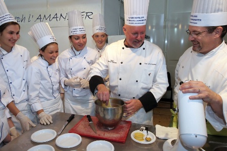Le chef Jeffrey Howard et Patrick Guat, chef du projet, en pleine préparation. Le chef Jeffrey Howard et Patrick Guat, chef du projet, en pleine préparation.