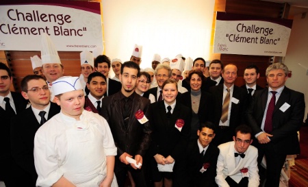 Les apprentis, aux côtés de Bernard Leprince, chef des chefs ; Jean-Michel Texier, président du directoire du groupe Frères Blanc ; Sophie Chabot, DRH ; Olivier Lamory et Philippe Bully, directeurs opérationnels des restaurants Chez Clément et Brasseries. Les apprentis, aux côtés de Bernard Leprince, chef des chefs ; Jean-Michel Texier, président du directoire du groupe Frères Blanc ; Sophie Chabot, DRH ; Olivier Lamory et Philippe Bully, directeurs opérationnels des restaurants Chez Clément et Brasseries.