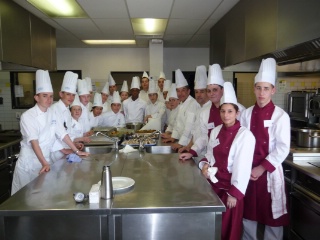 Apprentis et élèves ont préparé et partagé le déjeuner avec leurs professeurs sous la direction de Régis Marcon. Apprentis et élèves ont préparé et partagé le déjeuner avec leurs professeurs sous la direction de Régis Marcon.