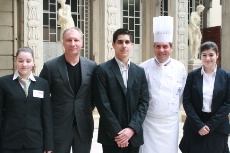 Les trois lauréats (Amandine Bringer, Pierre-Antoine Lambrecht et Amandine Ganichaud) entourent les chefs, Éric Frechon et Michel Roth.