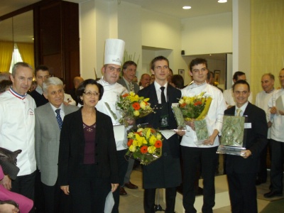 À gauche, Philippe Girardon, président du jury, et Lucie Belchior, proviseur du lycée des métiers de l’hôtellerie et du tourisme de Grenoble en compagnie de l’équipe lauréate et de son professeur : de g. à d., Bastien Dambacher (pâtisserie), Frédéric Gutehunst (bar-sommellerie), Thomas Lazarus (cuisine) et Michaël Pissety (professeur). À gauche, Philippe Girardon, président du jury, et Lucie Belchior, proviseur du lycée des métiers de l’hôtellerie et du tourisme de Grenoble en compagnie de l’équipe lauréate et de son professeur : de g. à d., Bastien Dambacher (pâtisserie), Frédéric Gutehunst (bar-sommellerie), Thomas Lazarus (cuisine) et Michaël Pissety (professeur).