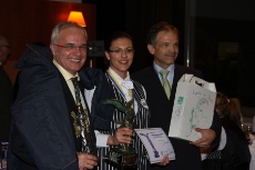 Nelly Guerguy, entourée de Patrice Broussou, proviseur du lycée hôtelier de Toulon et de son professeur de restaurant, Joël Diconne.
