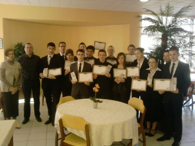 Tous les lauréats qui ont obtenu leur certificat d’aptitude en caféologie avec Mr Jean-Marie Picard, torréfacteur à Flers, Mme Liaume, la directrice du lycée Notre-Dame de Nazareth, et Mme Piquet, professeur en caféologie. Tous les lauréats qui ont obtenu leur certificat d’aptitude en caféologie avec Mr Jean-Marie Picard, torréfacteur à Flers, Mme Liaume, la directrice du lycée Notre-Dame de Nazareth, et Mme Piquet, professeur en caféologie.