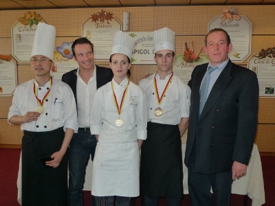 Lucie Martin, Spigol d'or 2010 avec Stéphane Rotenberg (président du jury), Jacques Del Pra (DG Centrales des Epices), Yuen Jan Chow (2e prix) et Mathieu Willem (3e prix). Lucie Martin, Spigol d'or 2010 avec Stéphane Rotenberg (président du jury), Jacques Del Pra (DG Centrales des Epices), Yuen Jan Chow (2e prix) et Mathieu Willem (3e prix).