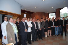Christian Petitcolas, Jean-René Vogler, Andrée Rosier et les membres du jury qui entourent les 12 candidats de cuisine.