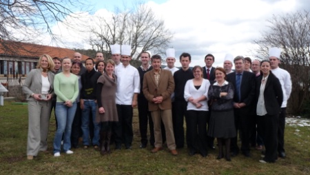 Photo de famille autour de Régis Marcon, en présence notamment de Michel Geiser, au terme de la formation au tutorat qui s'est déroulée dans l'établissement du triple étoilé Michelin. Photo de famille autour de Régis Marcon, en présence notamment de Michel Geiser, au terme de la formation au tutorat qui s'est déroulée dans l'établissement du triple étoilé Michelin.