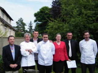 Les lauréats, leurs maîtres d'apprentissage et le jury cuisine.