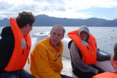 Professeur tout terrain, Monsieur Aubrée emmène les élèves d'Ajaccio en pleine mer à la rencontre d'un pêcheur à la palangre. Le soir même, les élèves serviront en salle le poisson péché