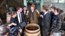Rien de tel qu'une tonnellerie pour parler de la vinification. Monsieur Aubrée fait un cours magistral aux élèves du lycée hôtelier de La Rochelle, dans la région de Cognac