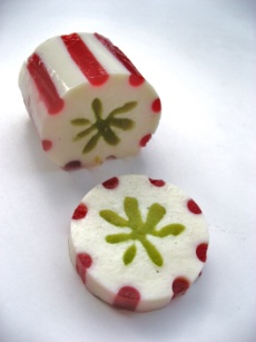 Elise Labide a conçu une sucette 'inclusions' et panacotta : crème vanille, coulis de framboise gélifiée et gel citron/citron vert.