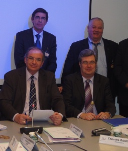 Au premier plan : Bernard Perrut et Didier Chastrusse, au second plan : Michel Geiser, dg du Fafih et Michel Bedu. Au premier plan : Bernard Perrut et Didier Chastrusse, au second plan : Michel Geiser, dg du Fafih et Michel Bedu.