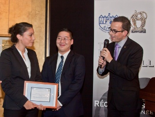 Sally Roger-Evans du lycée Jean Drouant à Paris (XVIIe), lauréate du Trophée Junior 2010, David Yap du lycée Guillaume Tirel à Paris (XIVe), gagnant du Trophée Junior 2009 et Gautier Py.
