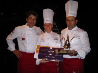 Régis Marcon pose avec Lexine Hepworth et son professeur Fabrice Cambonie