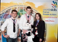 Cuisine : Maxence Barbot, Bretagne, médaille d’or, entouré de Rudy Langlais, Pays-de-la-Loire, médaille d’argent (à gauche), et Axelle Gillig, Alsace, médaille de bronze (à droite).