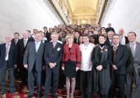 Tous les MAF 2010 prennent la pose au pied du grand escalier du Sénat, en présence de Gérard Larcher, le président du Sénat, et de Nadine Morano, ministre chargée de l’Apprentissage et de la Formation professionnelle.