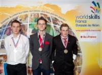 Pâtisserie-Confiserie : la médaille d’or revient à Alexis Bouillet, Île-de-France (au centre). Romain Verbaere, Nord-Pas-de-Calais, remporte la médaille d’argent (à gauche), et Denis Petit, Paca, obtient la médaille de Bronze (à droite).