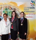 Service en salle : au centre, Déborah Teinturier, Île-de-France, médaille d’or, entourée de Marie-Béatrice Montée, île de La Réunion, médaille d’argent (à gauche), et Sarah Keller, Alsace, médaille de bronze (à droite).