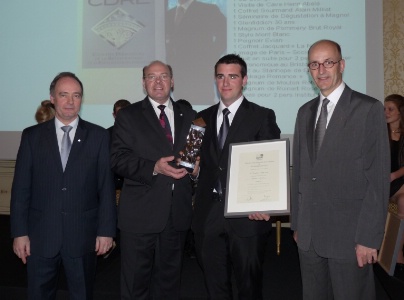 De gauche à droite : Michel Mouisel, responsable du développement international à Ferrandi, Jean-Claude Eudes, président du CDRE, Damien Naudan, le lauréat 2011 étudiant à Ferrandi et Alain Borgers, directeur général du Shangri-La Paris, parrain du concours. De gauche à droite : Michel Mouisel, responsable du développement international à Ferrandi, Jean-Claude Eudes, président du CDRE, Damien Naudan, le lauréat 2011 étudiant à Ferrandi et Alain Borgers, directeur général du Shangri-La Paris, parrain du concours.
