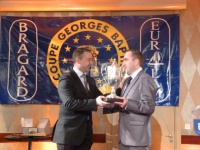 Le lauréat 'professionnel' 2010, Yoan Grégory, remet sa coupe au vainqueur 2011, Mickael Bouvier, maître d'hôtel à La Pyramide à Vienne. Le lauréat 'professionnel' 2010, Yoan Grégory, remet sa coupe au vainqueur 2011, Mickael Bouvier, maître d'hôtel à La Pyramide à Vienne.