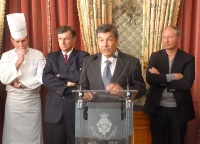 De gauche à droite, Michel Roth, Christian Bruneau, Pdg et rédacteur en chef de L'Hôtellerie-Restauration, Régis Marcon et Eric Frechon.