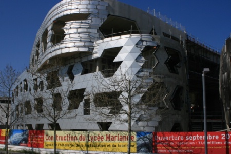 Le bâtiment aux formes arrondies a demandé de véritables prouesses techniques pour sa réalisation Le bâtiment aux formes arrondies a demandé de véritables prouesses techniques pour sa réalisation