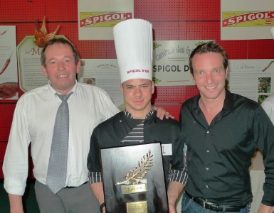 Florian Lejeune, Spigol d'Or 2011 entouré par Jacques  Dal Pra, directeur commercial du Cepasco Spigol, et l'animateur de M6 Stéphane Rotenberg.