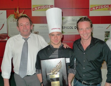 Florian Lejeune, Spigol d'Or 2011 entouré par Jacques Dal Pra, directeur commercial du Cepasco Spigol, et l'animateur de M6 Stéphane Rotenberg. Florian Lejeune, Spigol d'Or 2011 entouré par Jacques Dal Pra, directeur commercial du Cepasco Spigol, et l'animateur de M6 Stéphane Rotenberg.