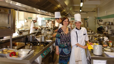 Delphine Malleval dans les cuisines au début des épreuves. Delphine Malleval dans les cuisines au début des épreuves.