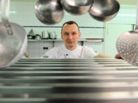 'Être au contact des jeunes, c'est se remettre en cause tout le temps', explique Jean-Michel Jouan, chef de cuisine au lycée des métiers Sainte-Anne de Saint-Nazaire (44).