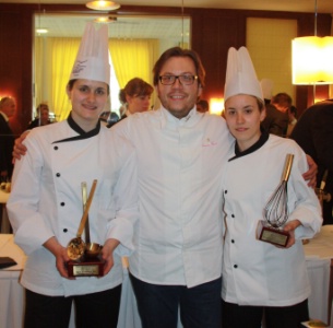 Loralie Serra, 1er prix et Gabrielle Lefebvre, prix spécial fruits avec le parrain du concours, l'étoilé Jérôme Faure. Loralie Serra, 1er prix et Gabrielle Lefebvre, prix spécial fruits avec le parrain du concours, l'étoilé Jérôme Faure.