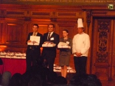 De gche à dte : Jonathan Gabay, section d’enseignement professionnel du lycée hôtelier à Illkirch-Graffenstaden (67), Adrien Pelet, lycée professionnel Alexandre Dumas à Cavaillon (84),Marine Delaporte, lycée professionnel – lycée des métiers de l’hôtellerie à Dinard (35), et Guy Legay, Meilleur ouvrier de France et directeur honoraire des cuisines du Ritz.