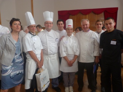 Les six lauréats promus MAF 2011 en cuisine, en présence de Sophie Mise, commissaire générale de la Fête de la gastronomie (à droite), et Jean-François Girardin, président du concours (à gauche). Les six lauréats promus MAF 2011 en cuisine, en présence de Sophie Mise, commissaire générale de la Fête de la gastronomie (à droite), et Jean-François Girardin, président du concours (à gauche).