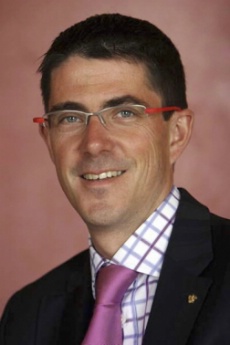 Anthony Torkington, directeur du Cap Est, un Relais & Châteaux situé en Martinique, remet un livret d'accueil à la vingtaine de saisonniers qu'il reçoit entre novembre et avril. Anthony Torkington, directeur du Cap Est, un Relais & Châteaux situé en Martinique, remet un livret d'accueil à la vingtaine de saisonniers qu'il reçoit entre novembre et avril.