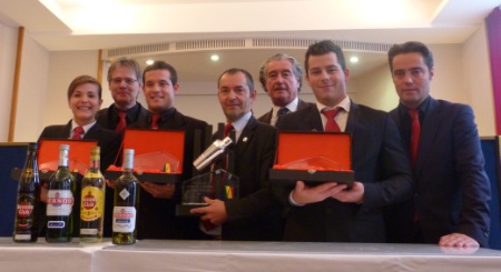De gche à dte : La deuxième, Margaux Picard de Vénissieux (69), Guy Musart, président de l'association des barmen de France (ABF), le vainqueur du Challenge Pernod Juniro 2011 Sylvain Mousset d'Angers (49), son professeur Didier Péan, professeur à la CCI d'Angers, Jean-Louis Apra, organisateur du concours et responsable national prestige Pernod, le troisième Maxime Perrin de Paris (75), et Johann Costet, responsable des concours de l'ABF. De gche à dte : La deuxième, Margaux Picard de Vénissieux (69), Guy Musart, président de l'association des barmen de France (ABF), le vainqueur du Challenge Pernod Juniro 2011 Sylvain Mousset d'Angers (49), son professeur Didier Péan, professeur à la CCI d'Angers, Jean-Louis Apra, organisateur du concours et responsable national prestige Pernod, le troisième Maxime Perrin de Paris (75), et Johann Costet, responsable des concours de l'ABF.