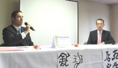 Table-ronde sur les 'arts de la table au Japon' avec Sébastien Cavaillès (à dte), MOF maître d'hôtel, du service, et des arts de la table 2007 et enseignant au lycée professionnel à Manosque, et Frédéric de Ravinel, directeur du lycée Saint André à Ottanges.