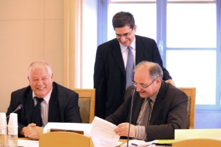 A gauche Michel Bédu, à droite Bernard Perrut, président du CNML lors de la signature de l'accord de partenariat.