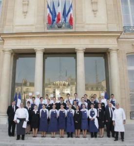 Les élèves du lycée hôtelier Savoie Léman avec les présences du chef de travaux, Didier Galopin et du proviseur, Dominique Duthel, sur les marches du Palais de l'Elysée. Les élèves du lycée hôtelier Savoie Léman avec les présences du chef de travaux, Didier Galopin et du proviseur, Dominique Duthel, sur les marches du Palais de l'Elysée.