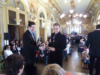 Le major de promotion, bac technologique restauration, reçoit son diplôme des mains des Christophe Bacquié, parrain de la promotion.
