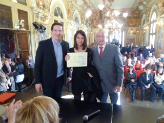 Jennifer Philippo, lauréate du BTS hôtellerie-restauration avec le parrain Christophe Bacquié et le proviseur Jean-Luc Breguet.
