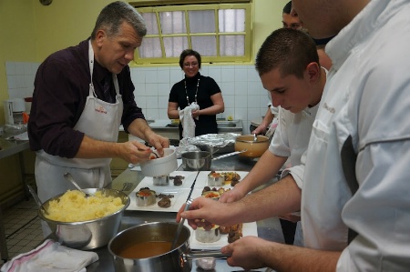 Les élèves et professeurs du lycée hôtelier Saint-Joseph dans les cuisines du centre pénitentiaire de Château Thierry.