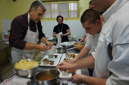 Les élèves et professeurs du lycée hôtelier Saint-Joseph dans les cuisines du centre pénitentiaire de Château Thierry. Les élèves et professeurs du lycée hôtelier Saint-Joseph dans les cuisines du centre pénitentiaire de Château Thierry.