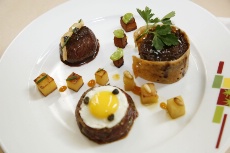 Le plat du vainqueur : Surprise de boeuf aux anchois, tartare snacké, gîte laqué cubique de légumes et fruits aux sucs d'orange.