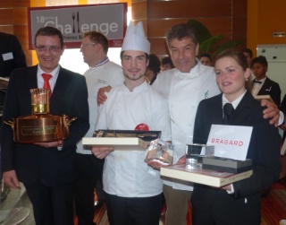 Marc Durnerin, directeur de la Brasserie La Lorraine, les lauréats Vincent Guyot en cuisine et Alyson Milkowski en salle, avec Régis Marcon. Marc Durnerin, directeur de la Brasserie La Lorraine, les lauréats Vincent Guyot en cuisine et Alyson Milkowski en salle, avec Régis Marcon.